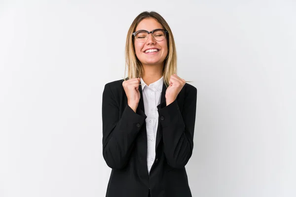 Νεαρή Επιχειρηματίας Καυκάσιος Γυναίκα Υψώνει Γροθιά Αισθάνεται Ευτυχισμένη Και Επιτυχημένη — Φωτογραφία Αρχείου