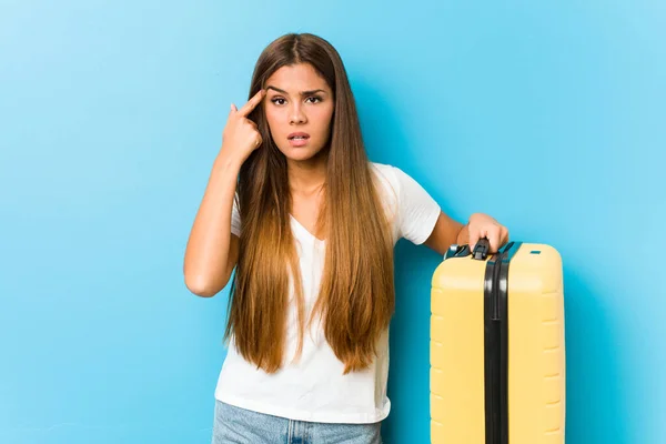 Joven Mujer Caucásica Sosteniendo Una Maleta Viaje Mostrando Gesto Decepción — Foto de Stock