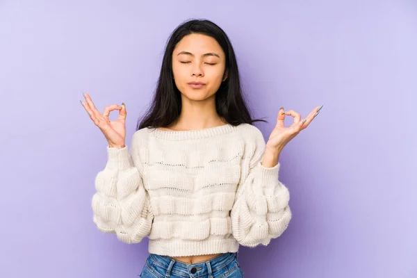 中国的年轻女子在辛苦劳动一天后 身体呈紫色 现在开始练瑜伽了 — 图库照片