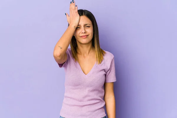Junge Frau Auf Violettem Hintergrund Die Etwas Vergisst Mit Handfläche — Stockfoto