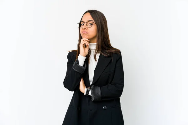 Junge Geschäftsfrau Mit Gemischter Rasse Isoliert Auf Weißem Hintergrund Misstrauisch — Stockfoto