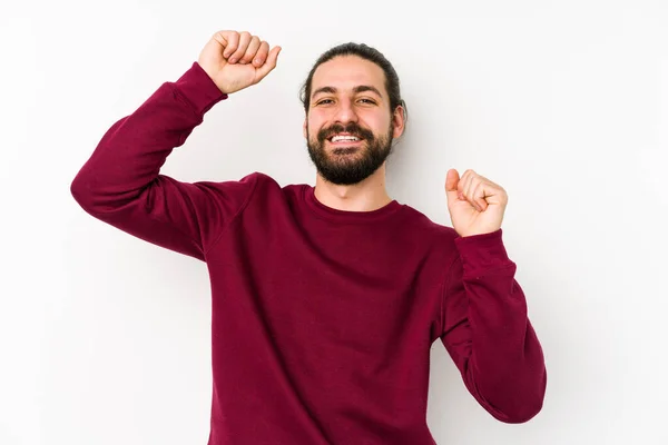 特別な日を祝う白い背景に隔離された若い髪の男は ジャンプし エネルギーで腕を上げる — ストック写真