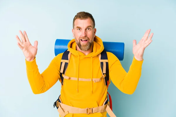 Sênior Caminhante Homem Isolado Fundo Azul Recebendo Uma Agradável Surpresa — Fotografia de Stock