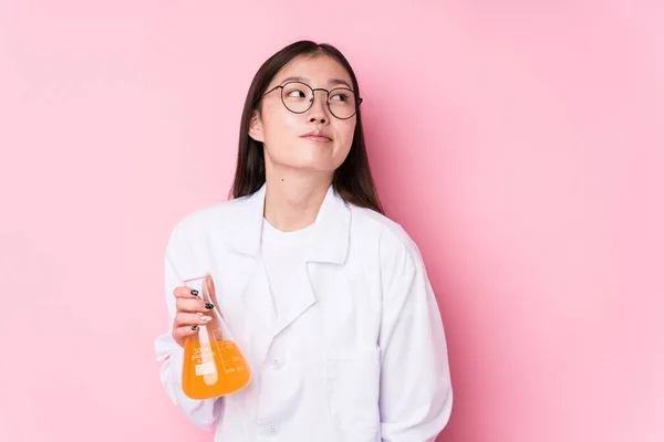 Молода Китайська Наукова Жінка Ізольована Мріє Досягти Цілей Цілей — стокове фото