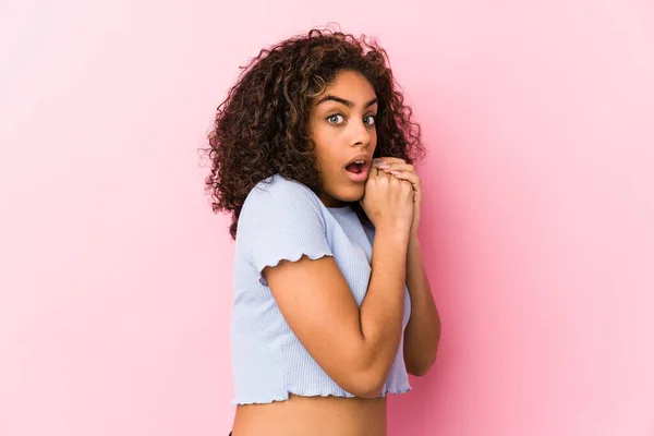 ピンクの背景を持つ若いアフリカ系アメリカ人の女性が怖がって恐れている — ストック写真