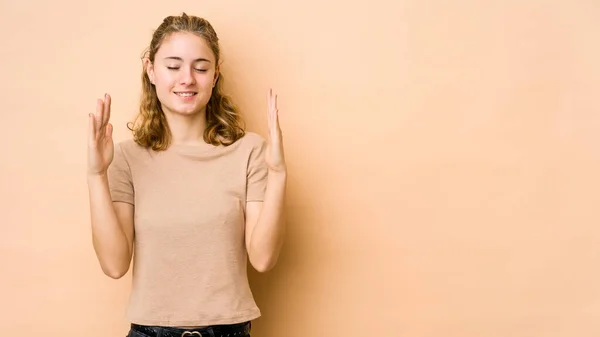 Jeune Femme Caucasienne Isolée Sur Fond Beige Rit Bruyamment Gardant — Photo