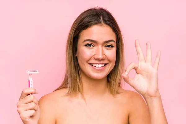 Joven Mujer Caucásica Sosteniendo Una Hoja Afeitar Aislada Joven Mujer — Foto de Stock