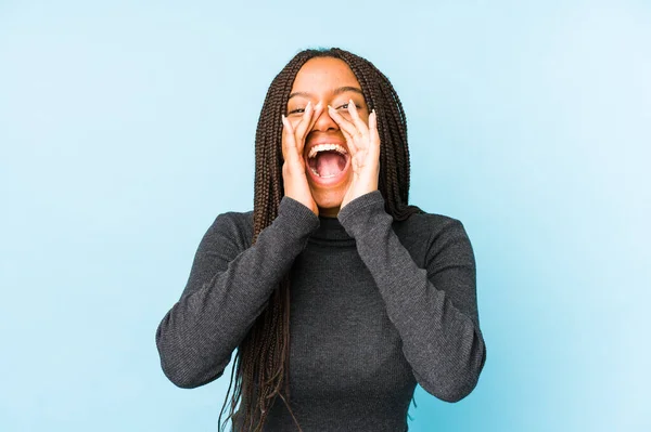 Νεαρή Αφροαμερικάνα Απομονωμένη Μπλε Φόντο Φωνάζει Ενθουσιασμένη Μπροστά — Φωτογραφία Αρχείου