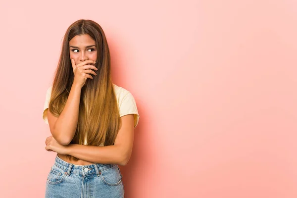 Jonge Slanke Vrouw Attent Zoek Naar Een Kopieerruimte Bedekken Mond — Stockfoto