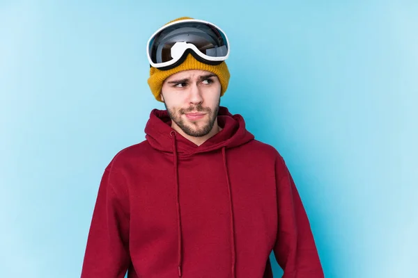 Junger Kaukasier Skikleidung Isoliert Verwirrt Fühlt Sich Zweifelhaft Und Unsicher — Stockfoto