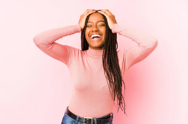 ピンクの背景に隔離された若いアフリカ系アメリカ人女性が楽しそうに手をつないで笑っています 幸福の概念 — ストック写真