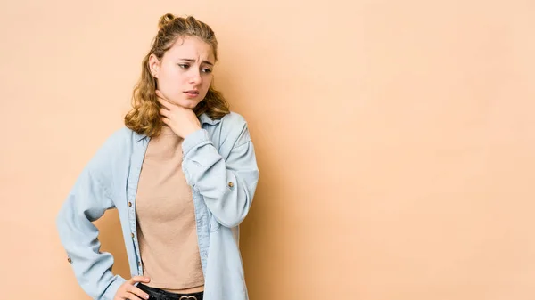 Giovane Donna Caucasica Isolata Sfondo Beige Soffre Dolore Alla Gola — Foto Stock