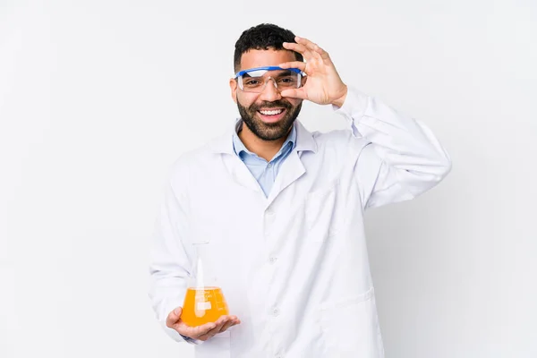 Молодий Аравійський Хімік Ізольований Збуджений Тримаючи Жест Очах — стокове фото