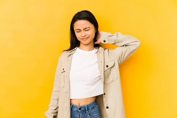 Ung Kinesisk Kvinna Isolerad Gul Bakgrund Lider Nacksmärta Grund Stillasittande — Stockfoto