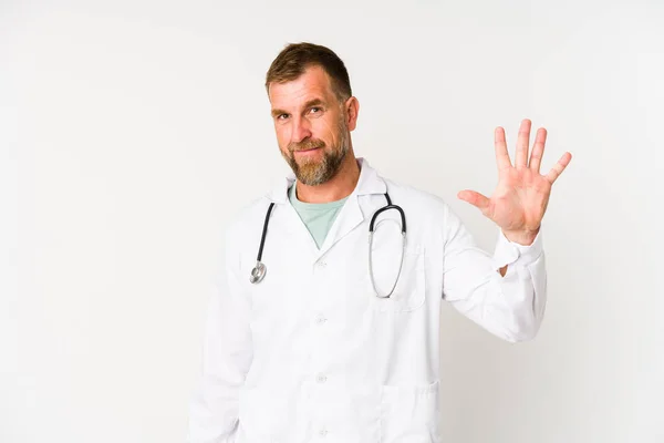 Sénior Médico Homem Isolado Fundo Branco Sorrindo Alegre Mostrando Número — Fotografia de Stock