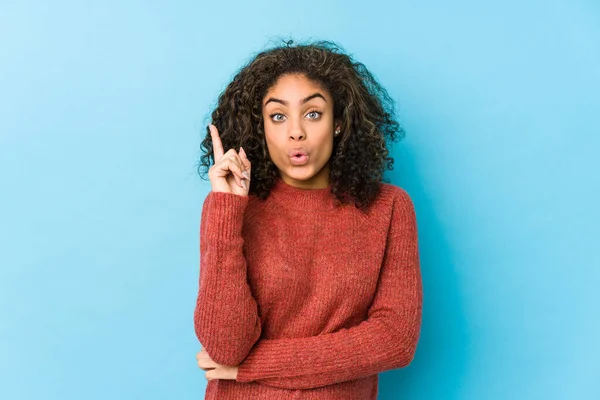 Jeune Femme Frisée Afro Américaine Ayant Une Bonne Idée Concept — Photo