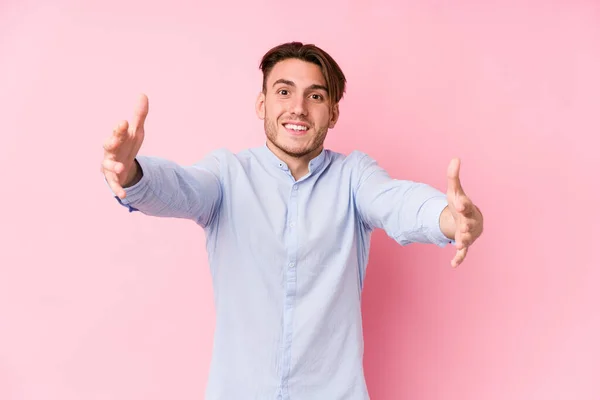 Jonge Kaukasische Man Poseren Een Roze Achtergrond Geïsoleerd Voelt Vertrouwen — Stockfoto
