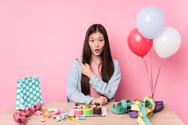 Joven Mujer China Organizando Cumpleaños Aislado Señalando Lado —  Fotos de Stock