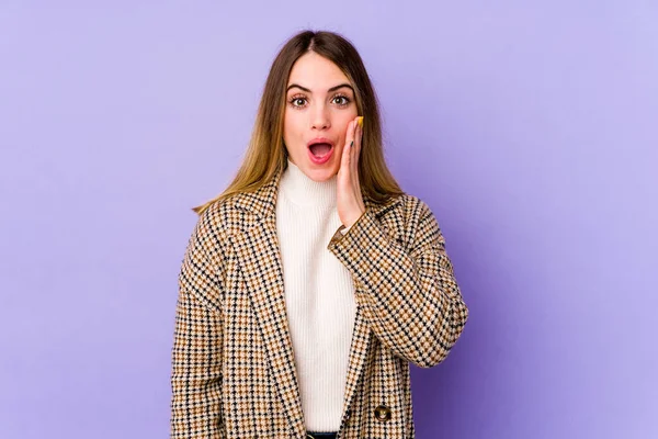 Mulher Branca Jovem Isolado Fundo Roxo Gritos Voz Alta Mantém — Fotografia de Stock