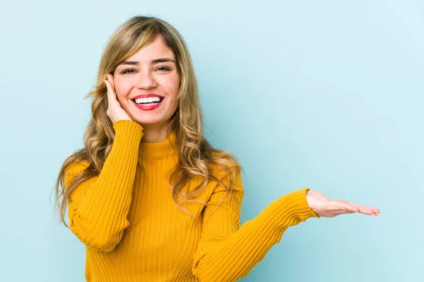 Joven Rubia Caucásica Sostiene Espacio Copia Una Palma Mantener Mano — Foto de Stock