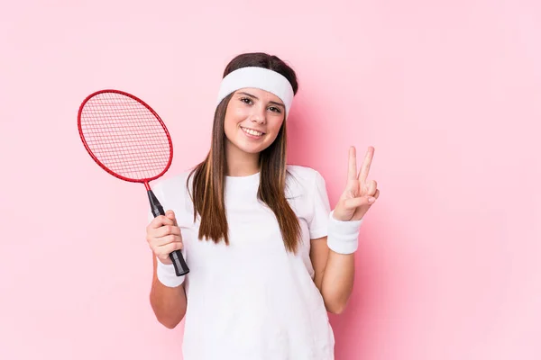 Młoda Kaukaska Kobieta Grać Badminton Odizolowane Pokazując Numer Dwa Palce — Zdjęcie stockowe