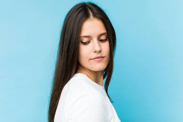 Junge Kaukasische Mädchen Gesicht Nahaufnahme Isoliert Einem Blauen Hintergrund — Stockfoto