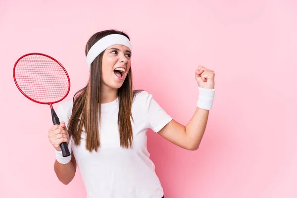 Młoda Kaukaska Kobieta Gra Badmintona Izolowane Podnoszenie Pięści Zwycięstwie Zwycięzca — Zdjęcie stockowe