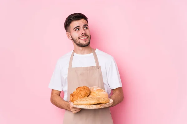 Junger Kaukasischer Bäcker Träumt Von Zielen Und Zwecken — Stockfoto