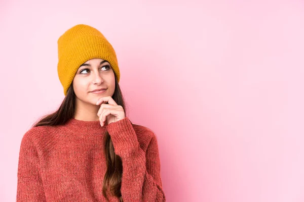 Jonge Blanke Vrouw Draagt Een Wollen Pet Die Zijwaarts Kijkt — Stockfoto