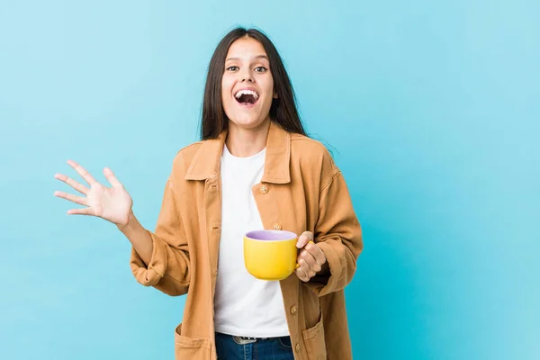 Jovem Caucasiana Segurando Uma Caneca Café Celebrando Uma Vitória Sucesso — Fotografia de Stock