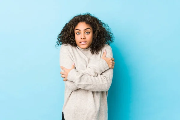 若いアフリカ系アメリカ人の巻き毛の女性は低温または病気のために冷たくなる — ストック写真