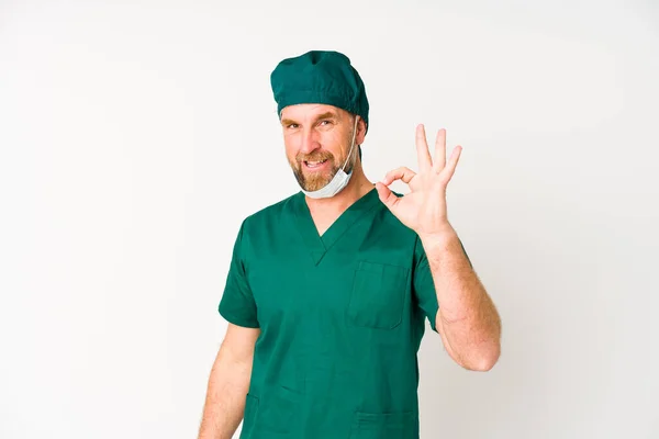 Cirurgião Homem Sênior Isolado Fundo Branco Alegre Confiante Mostrando Gesto — Fotografia de Stock