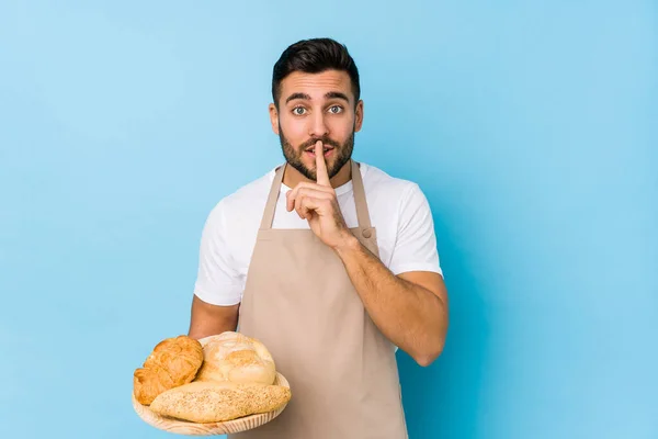 Junger Gutaussehender Bäcker Isoliert Hält Ein Geheimnis Oder Bittet Schweigen — Stockfoto