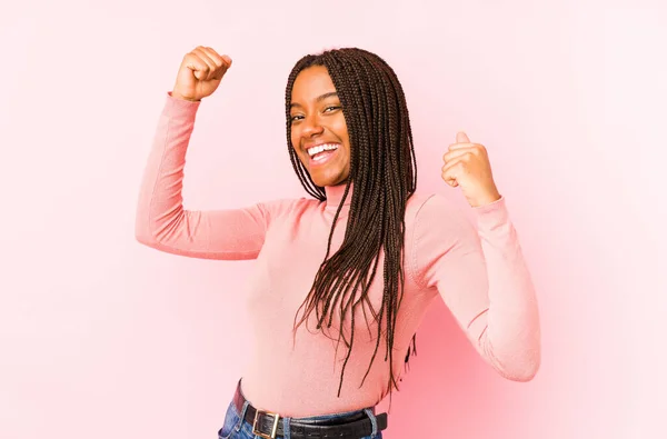 Jovem Afro Americana Isolada Fundo Rosa Comemorando Dia Especial Salta — Fotografia de Stock