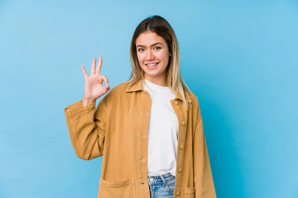 Jonge Blanke Vrouw Vrolijk Zelfverzekerd Tonen Gebaar — Stockfoto