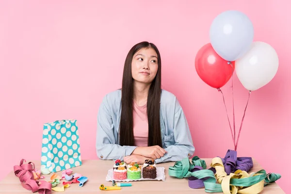 目標と目的を達成するという孤立した夢を組織若い中国の女性 — ストック写真