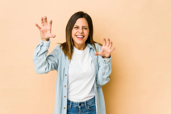 Mujer Joven Aislada Sobre Fondo Beige Molesto Gritando Con Las —  Fotos de Stock