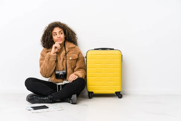 Giovane Donna Afroamericana Pronta Viaggio Guardando Lateralmente Con Espressione Dubbia — Foto Stock