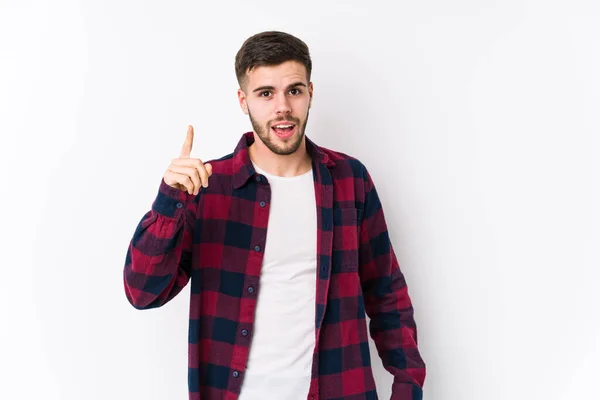 Jovem Caucasiano Posando Fundo Branco Isolado Tendo Uma Ideia Conceito — Fotografia de Stock