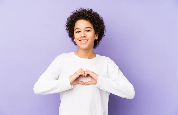 Afrikanischer Kleiner Junge Isoliert Lächelnd Und Mit Händen Herzform — Stockfoto