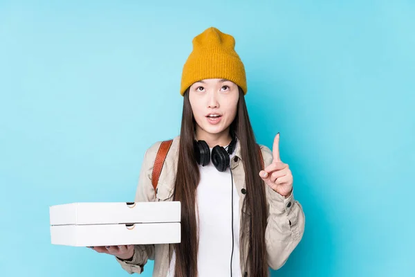 Joven Mujer China Sosteniendo Pizzas Aisladas Apuntando Revés Con Boca —  Fotos de Stock