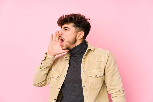 Joven Árabe Posando Fondo Aislado Gritando Sosteniendo Palma Cerca Boca —  Fotos de Stock