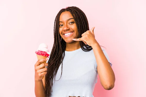 拿着冰淇淋的年轻非洲裔美国女人被隔离了 她用手指摆出了一个打电话的姿势 — 图库照片