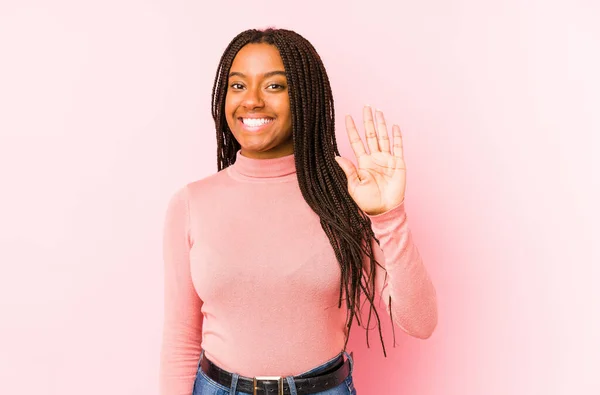 Jong Afrikaans Amerikaans Vrouw Geïsoleerd Een Roze Achtergrond Lachend Vrolijk — Stockfoto