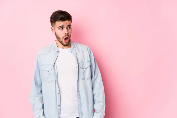 Joven Hombre Negocios Caucásico Posando Fondo Blanco Aislado Siendo Sorprendido —  Fotos de Stock