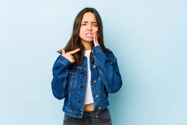 Mujer Hispana Joven Raza Mixta Aislada Con Fuerte Dolor Dientes —  Fotos de Stock