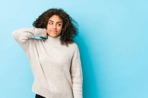 Jovem Afro Americana Cabelo Encaracolado Mulher Tocando Parte Trás Cabeça — Fotografia de Stock