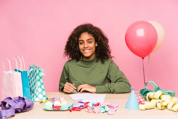 若いアフリカ系アメリカ人女性の誕生日の幸せ 笑顔と陽気計画 — ストック写真