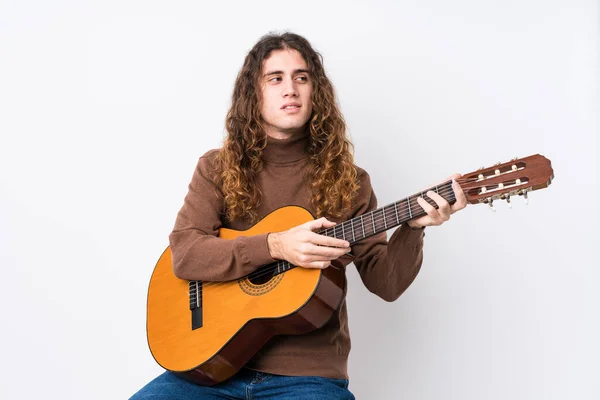 Joven Hombre Caucásico Tocando Guitarra Aislado Mira Lado Sonriente Alegre —  Fotos de Stock