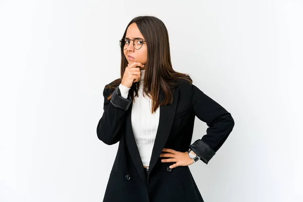 Giovane Donna Affari Mista Isolato Sfondo Bianco Contemplando Pianificando Una — Foto Stock